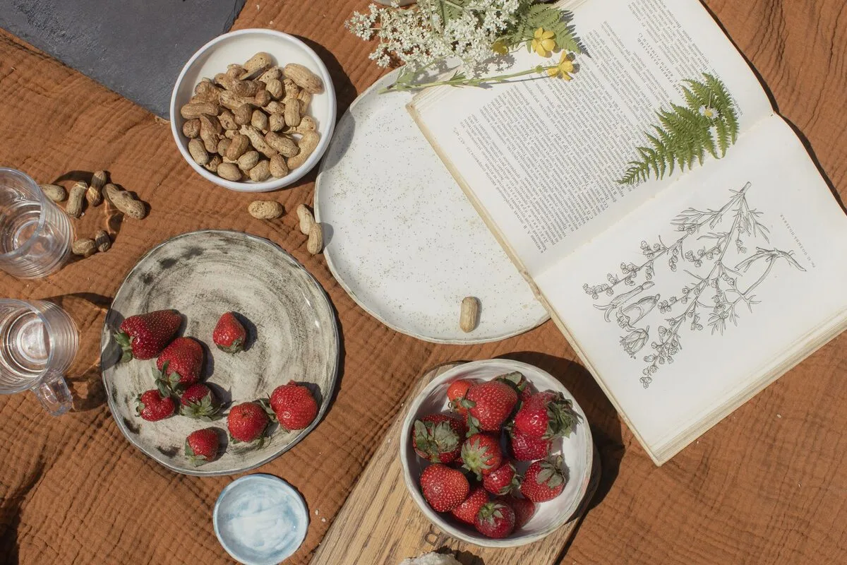 Ilustrowana księga botaniczna wśród owoców