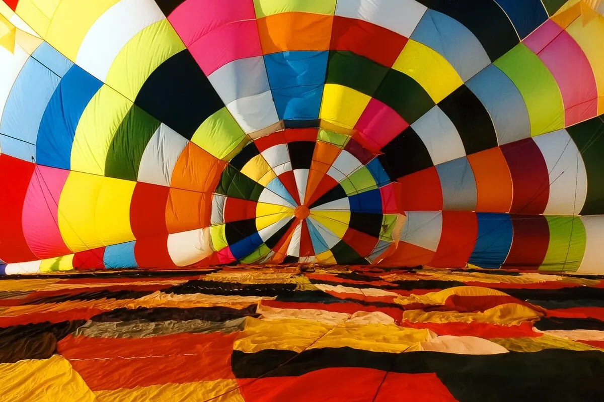 Wnętrze napełnianej powłoki balonu na ogrzane powietrze
