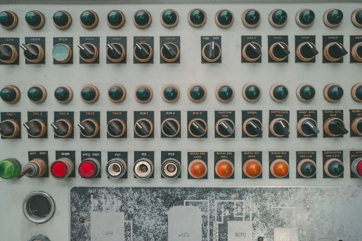 Panel sterowniczy z rzędami kolorowych przycisków