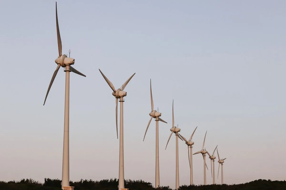 Rząd turbin wiatrowych o zmierzchu