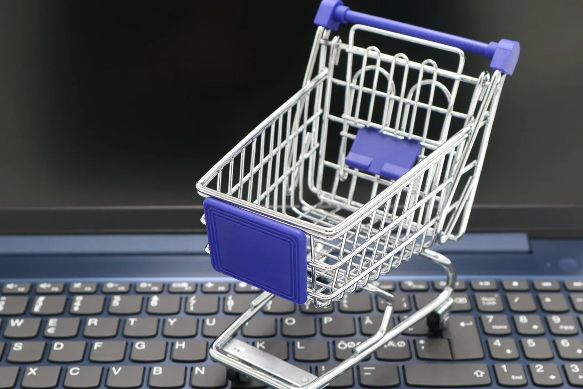 Miniaturowy wózek sklepowy na klawiaturze laptopa — WF-Mag i sklep internetowy