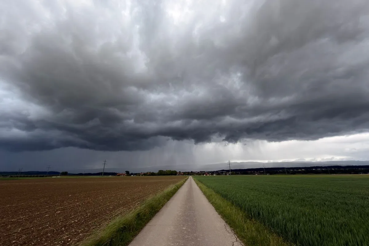 Burzowe chmury nad drogą przez pola
