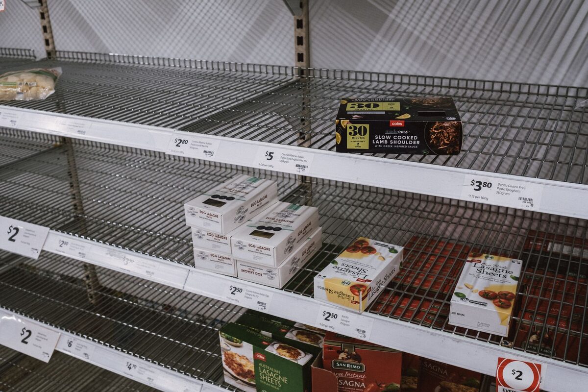 Niemal puste półki sklepowe z pojedynczymi produktami