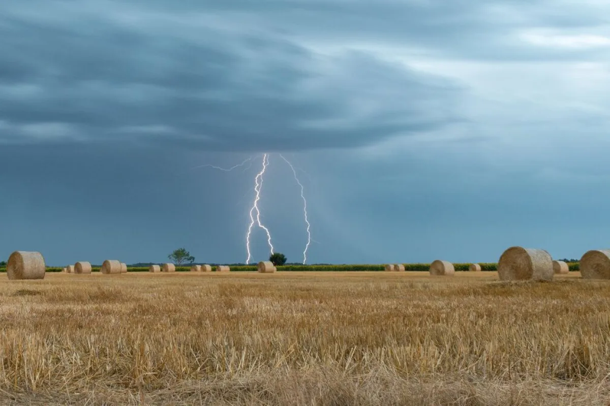 Wyładowanie atmosferyczne nad ścierniskiem