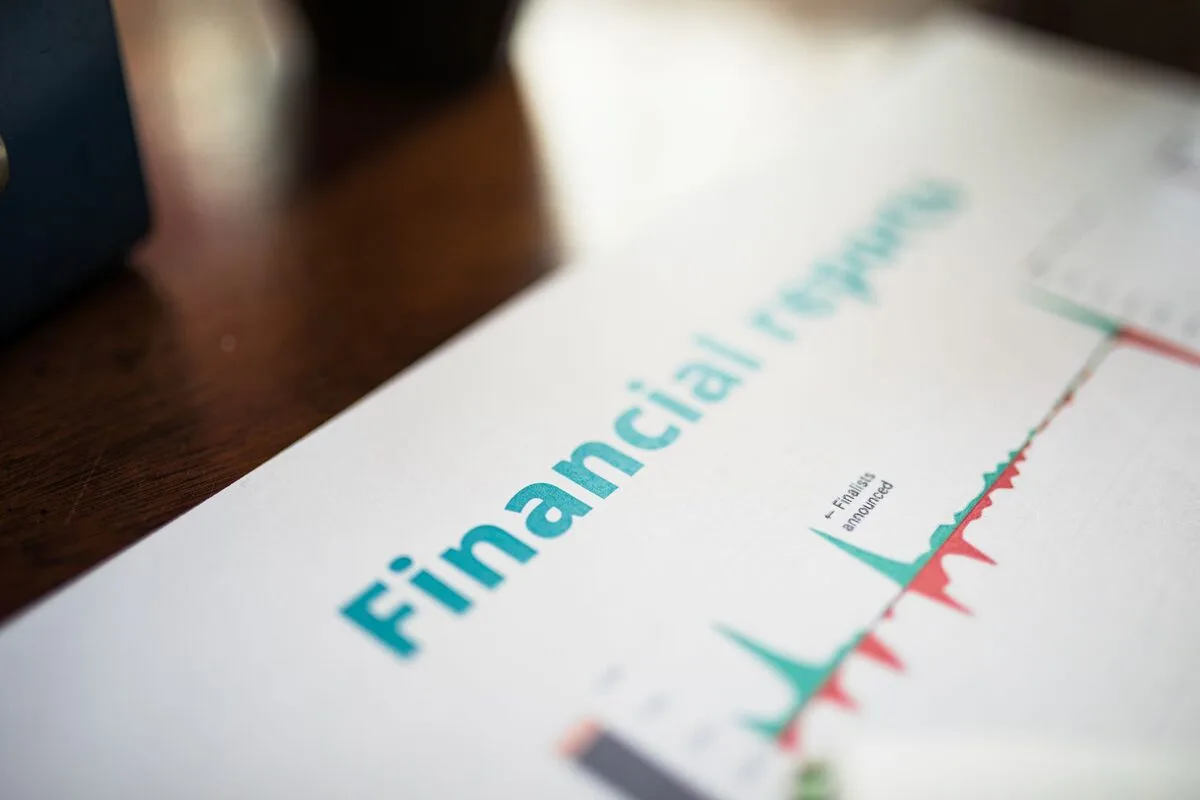 Wydruk raportu finansowego z wykresem