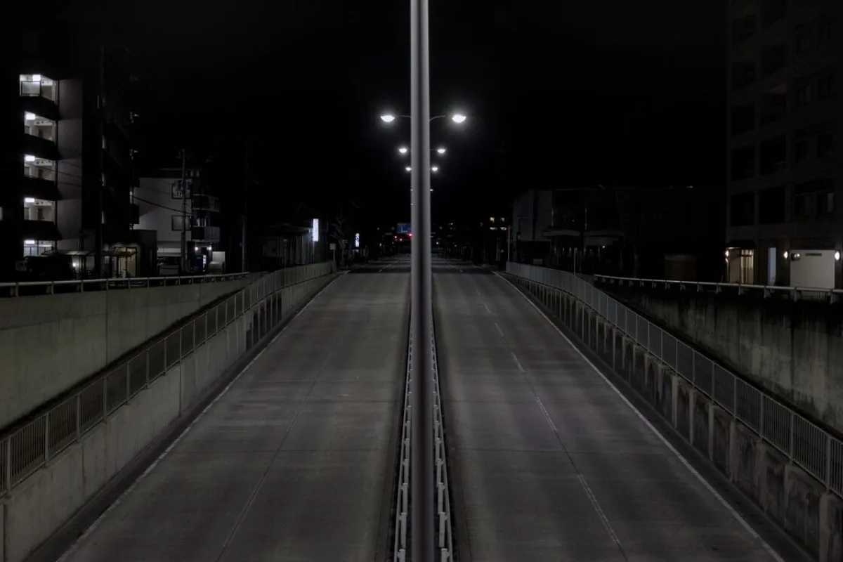 Pusta ulica oświetlona latarniami nocą
