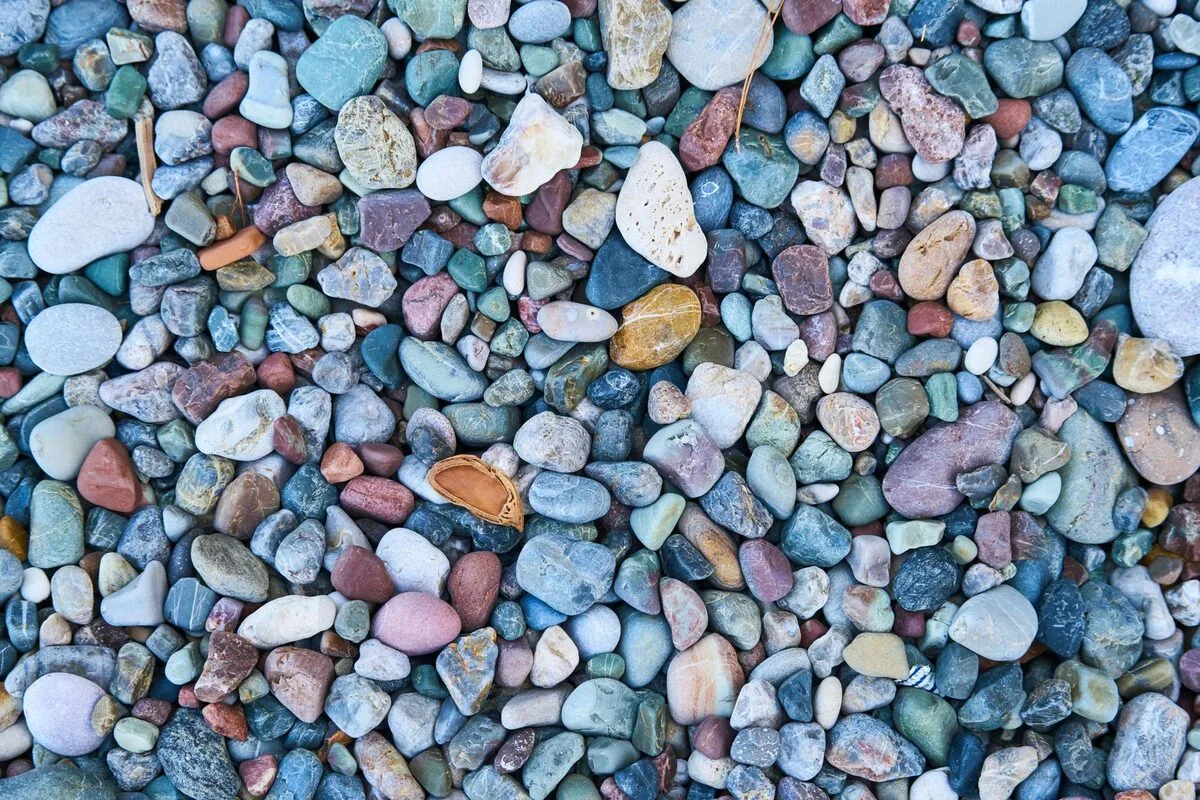 Kolorowe otoczaki na kamienistej plaży