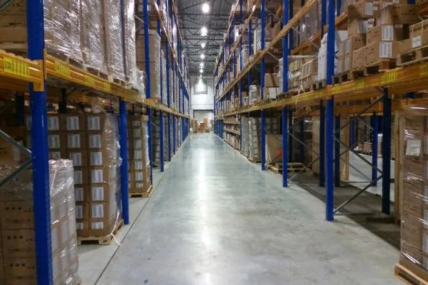 Alejka magazynowa z paletami — hurtownie, e-commerce i produkcja